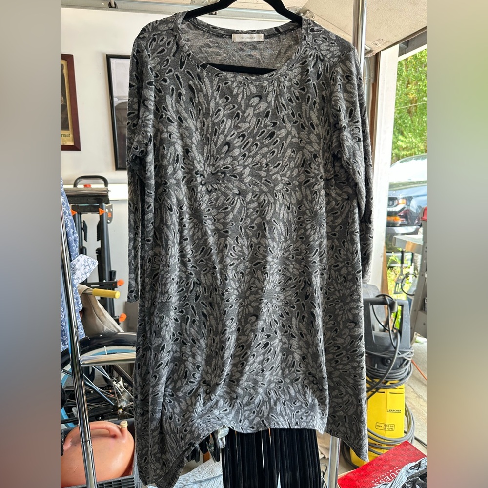 Cut Loose Black and Gray Patterned Tunic